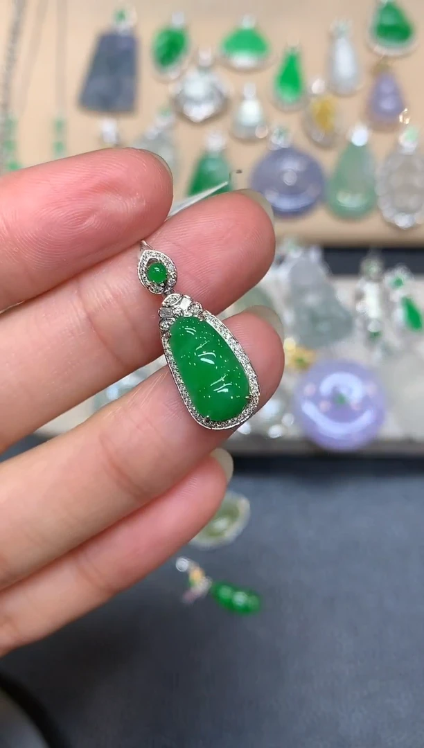 颈饰18K金镶嵌翡翠福豆【无服务费