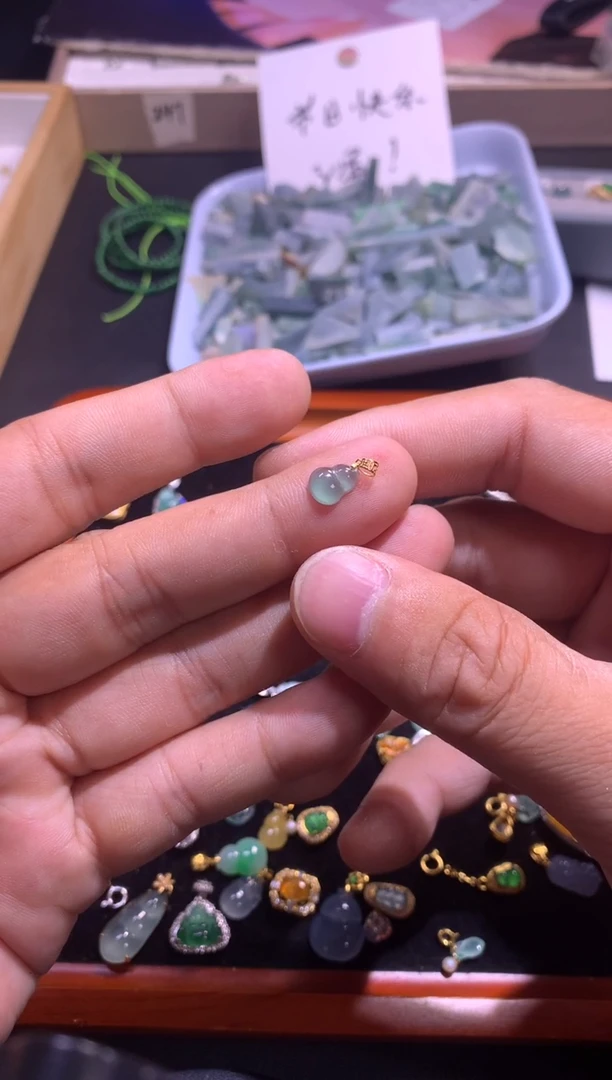 翡翠18K金镶嵌吊坠(不含链)1