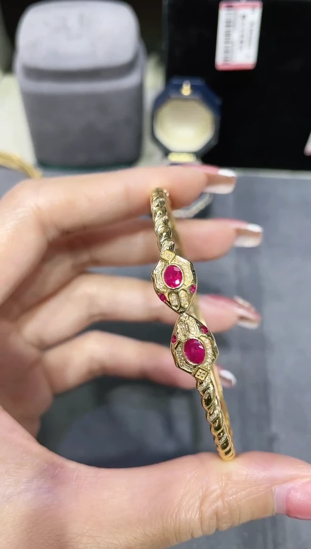 18K金镶嵌红宝石手镯