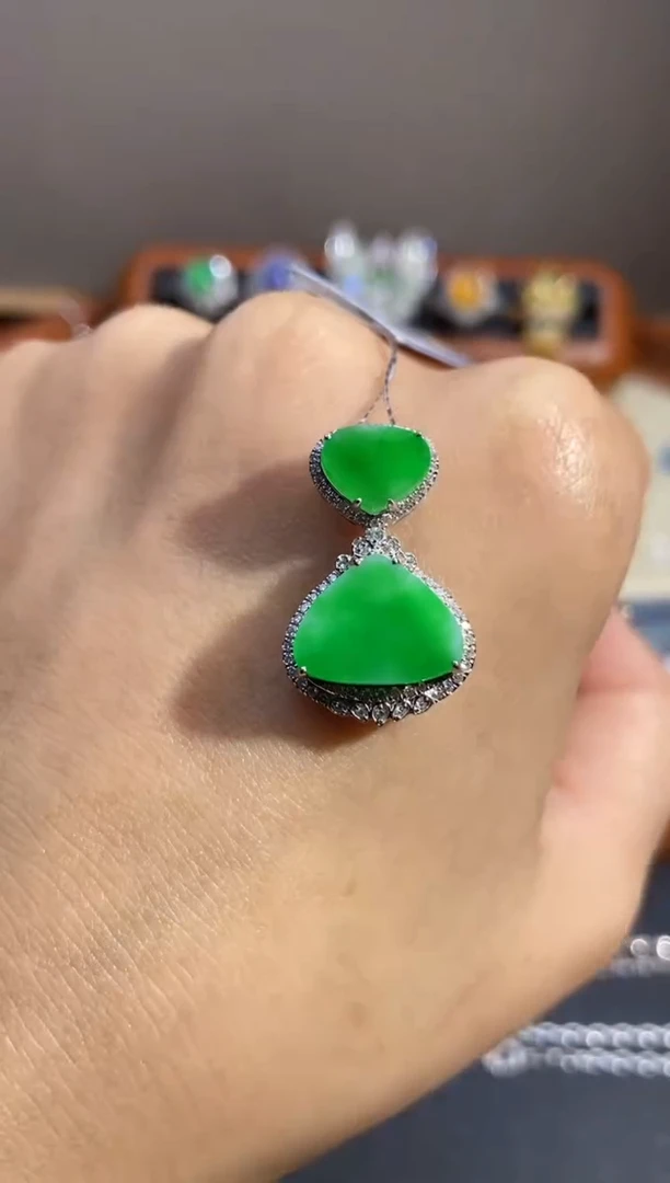 【闪购商品】翡翠颈饰18K金镶嵌吊坠