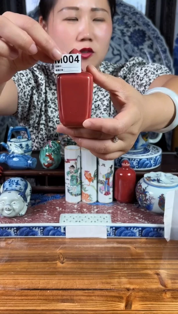 摆件景德镇陶瓷仿古（手工托印鼻烟壶)M004