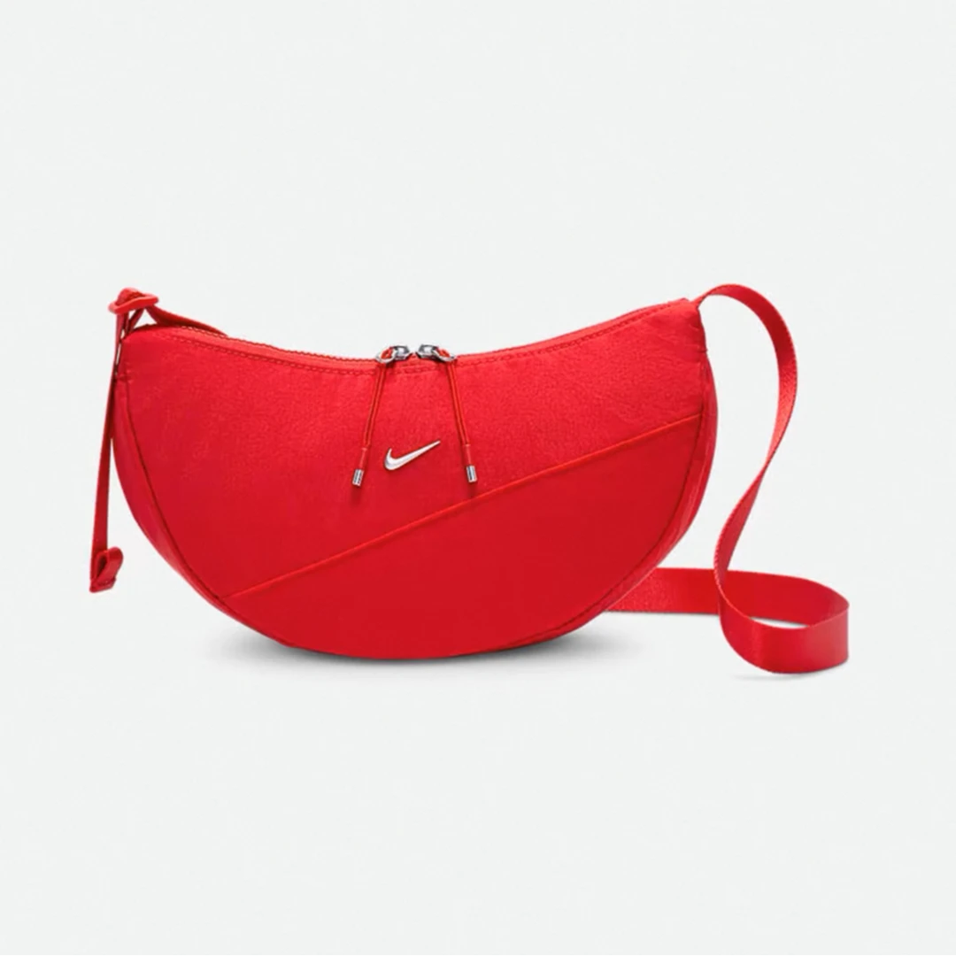NIKE/耐克时尚百搭拉链开合新月包单肩斜挎包女款大学红HQ4370657