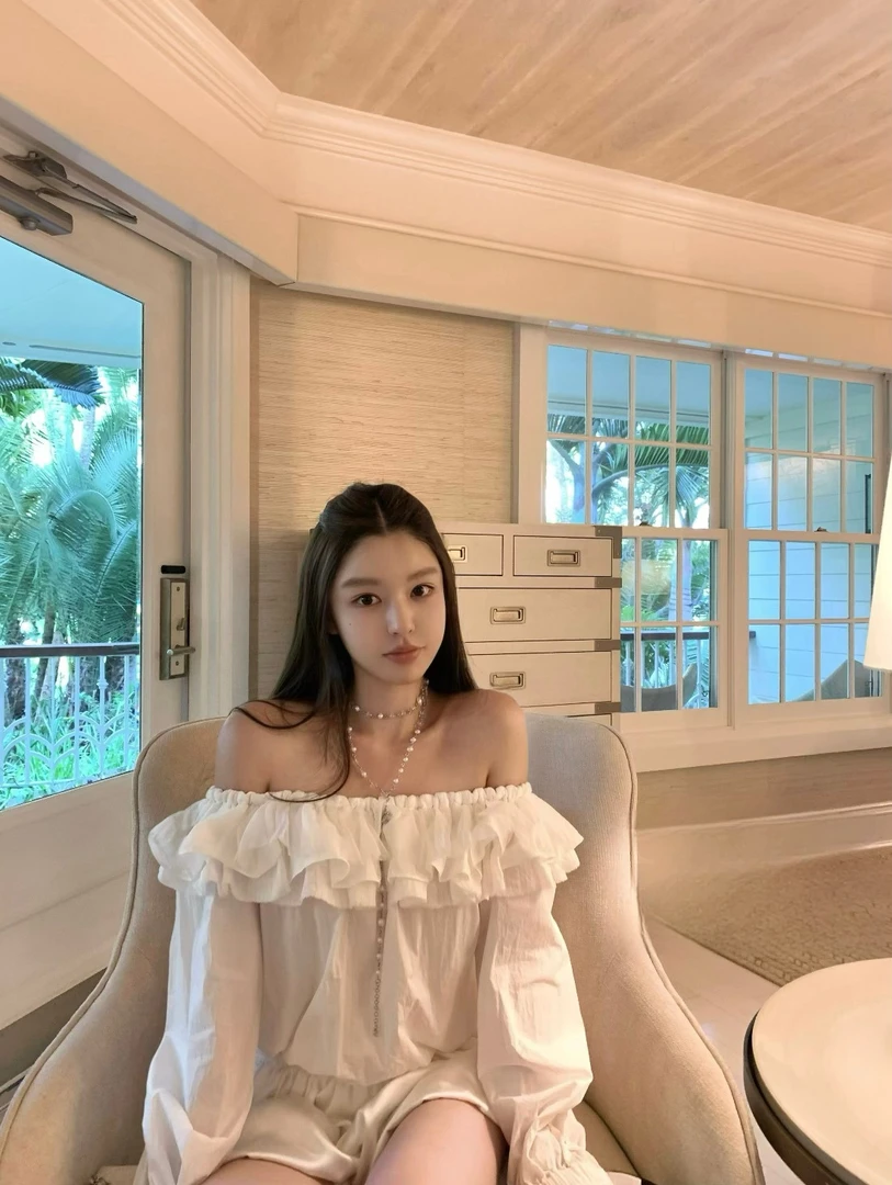 夏季新款法式一字肩甜美气质宽松衬衫上衣配花苞短裤/黑色短裤女