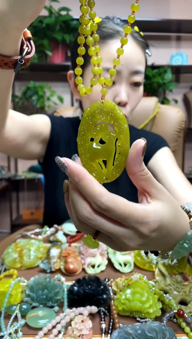 未镶嵌岫玉吊坠多样性发货发其中之一