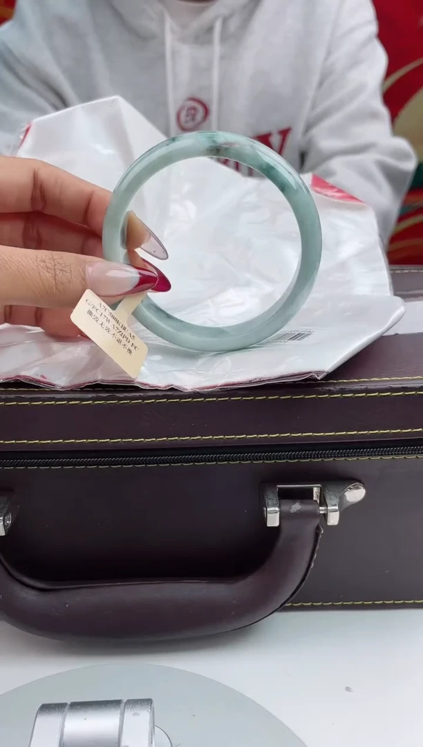 【闪购商品】翡翠手镯未镶嵌1翡翠手镯（微瑕）63