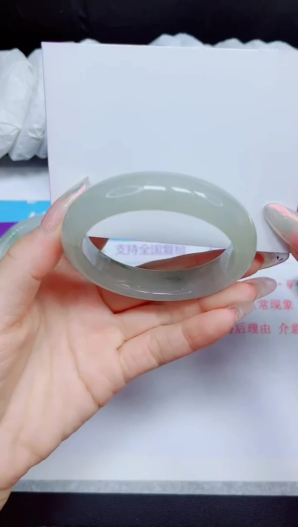 石英质玉手镯未镶嵌40.