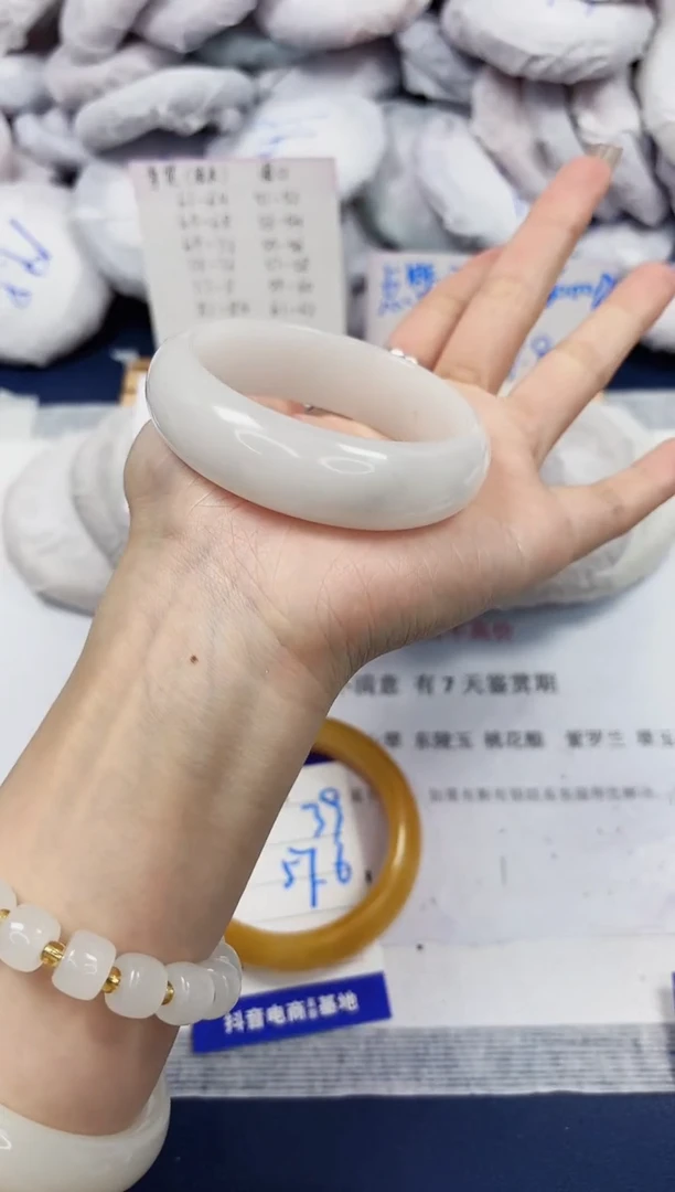 【闪购商品】石英质玉手镯未镶嵌42-财气镯-圈口55