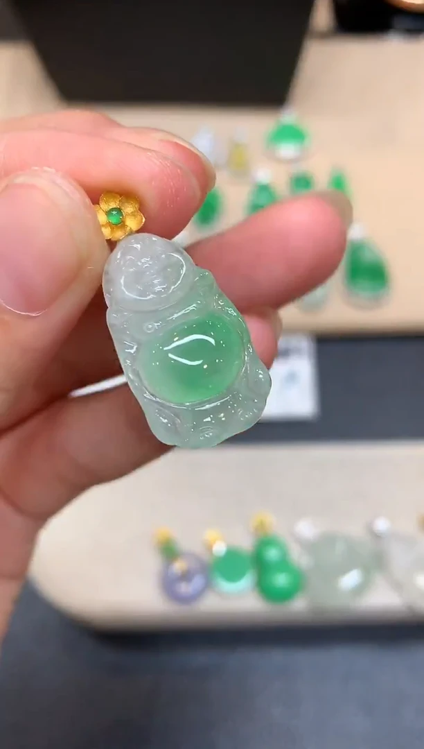 颈饰18K金镶嵌翡翠站佛【无服务费