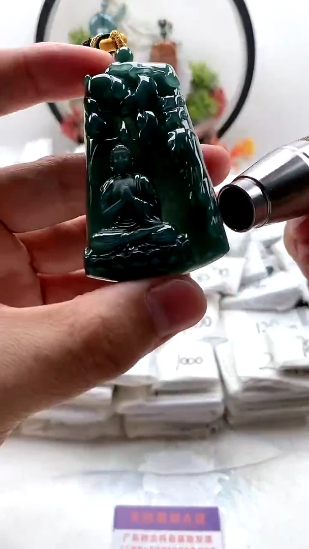 颈饰未镶嵌翡翠大日如来