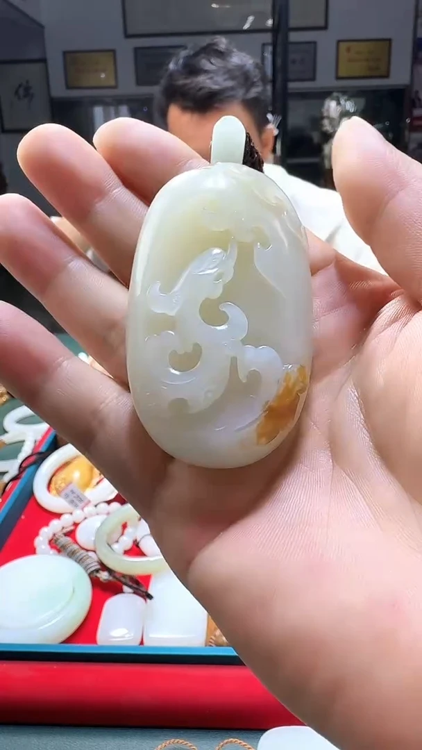 吊坠(赠链)未镶嵌和田玉吊坠