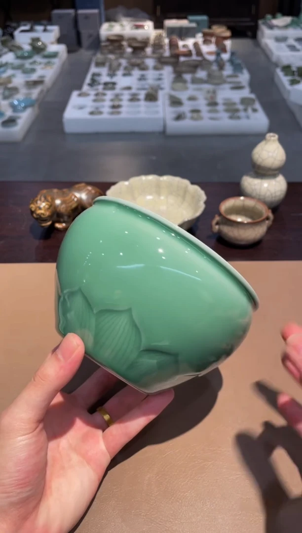 90窑承龙泉青瓷莲纹大水缸