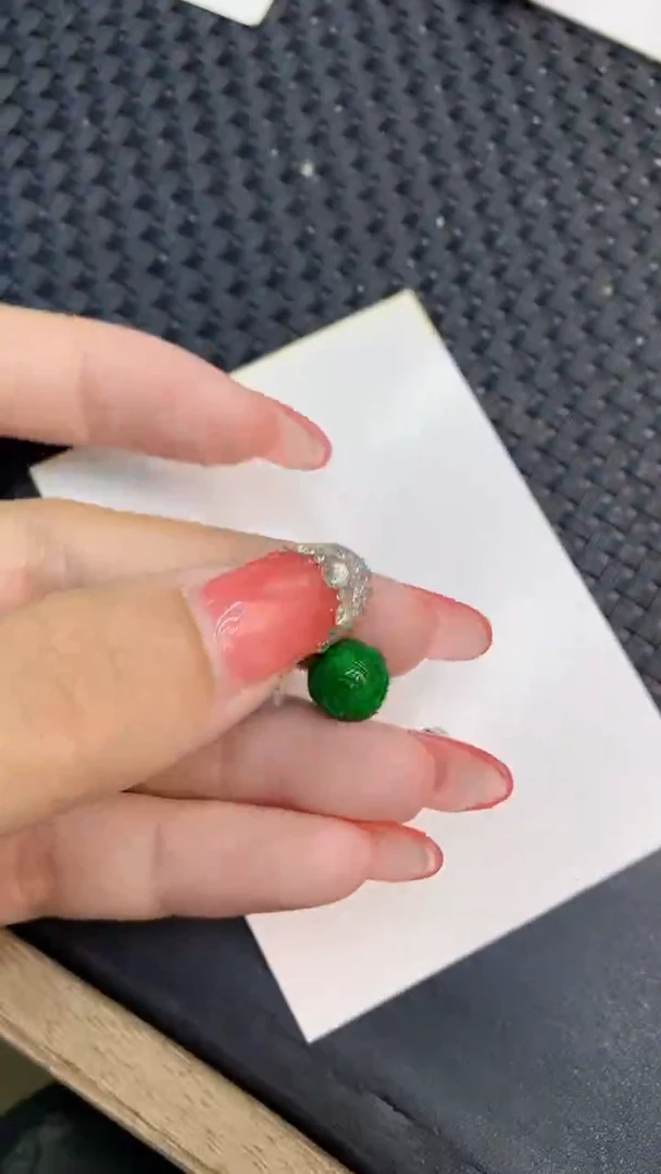 颈饰18K金镶嵌翡翠1