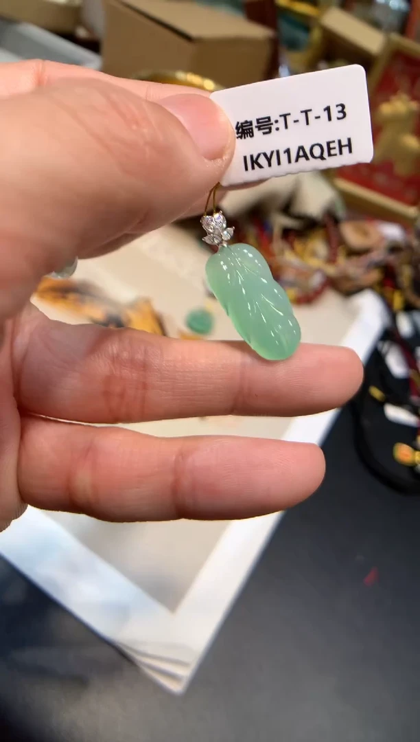 颈饰18K金镶嵌翡翠叶子