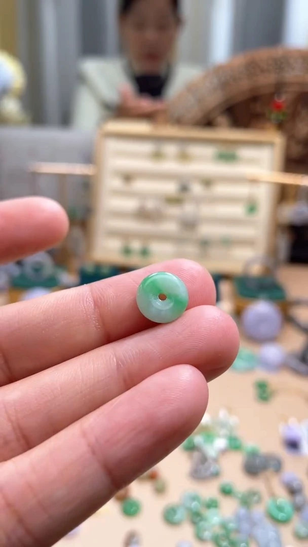 【闪购商品】翡翠颈饰未镶嵌平安扣