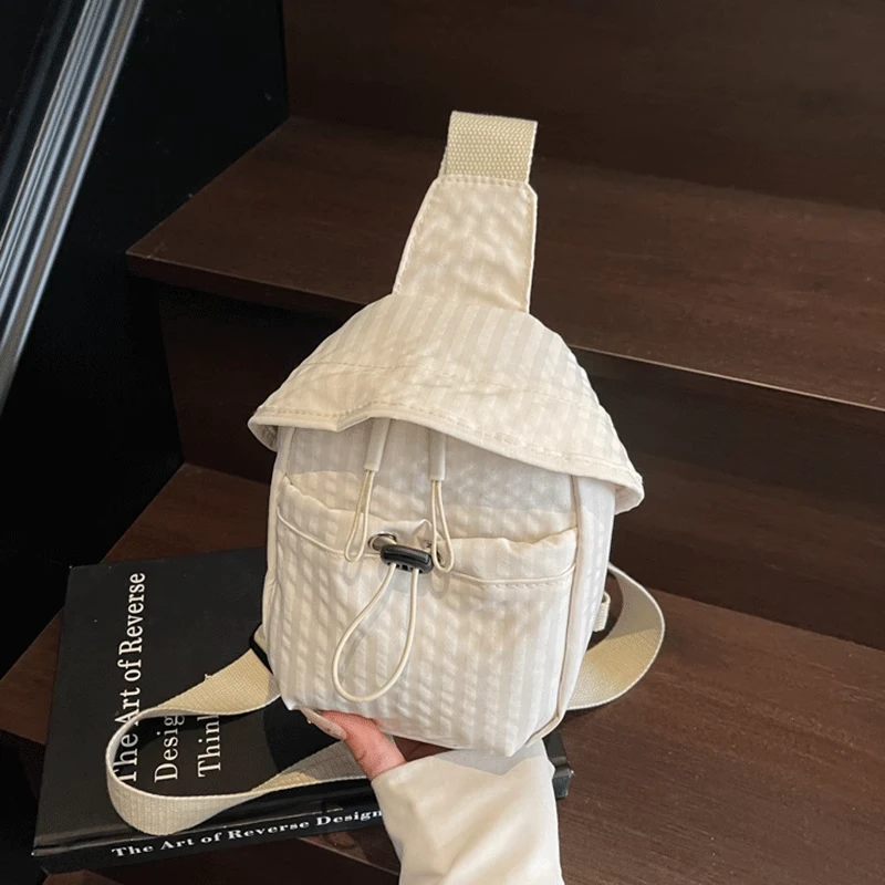 小众设计斜挎包包女2025新款潮休闲百搭帆布包轻便骑行胸包单肩包