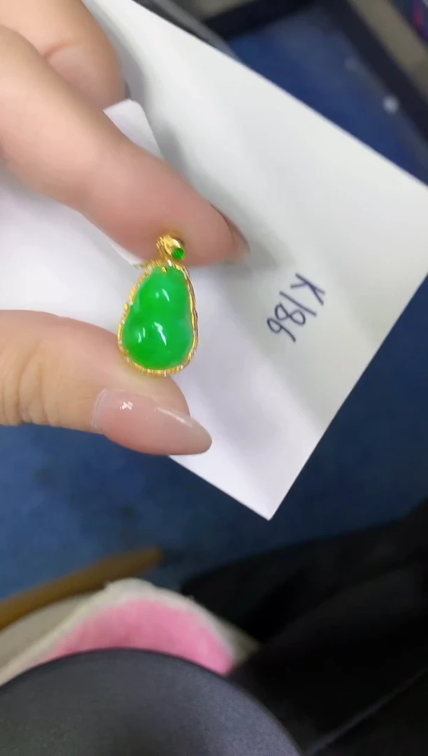 颈饰18K金镶嵌翡翠缅甸天然翡翠A货
