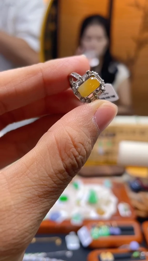 颈饰未镶嵌翡翠戒指