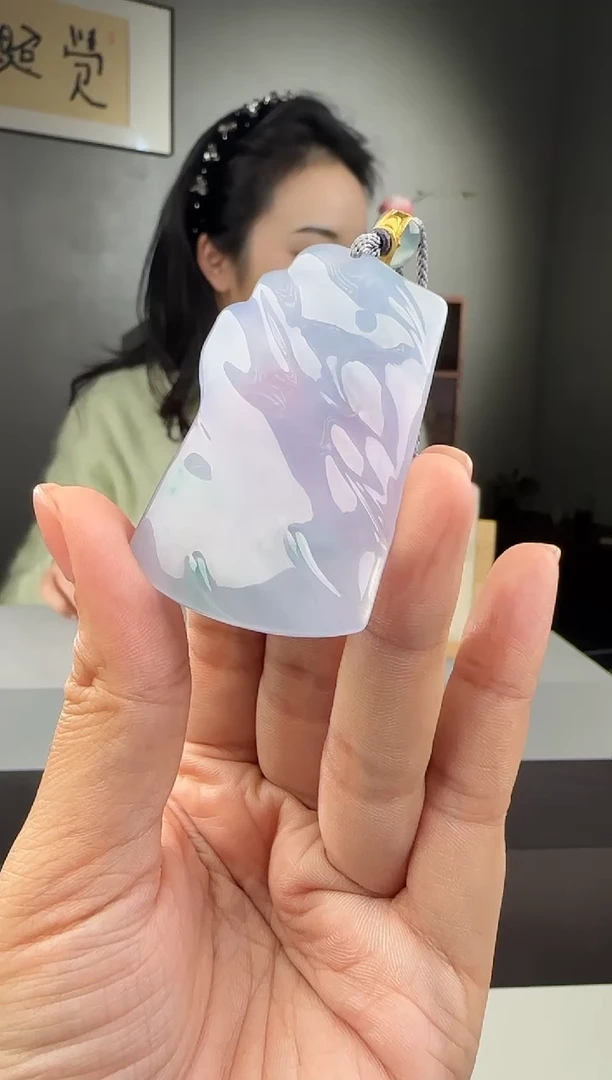 颈饰未镶嵌翡翠起风了