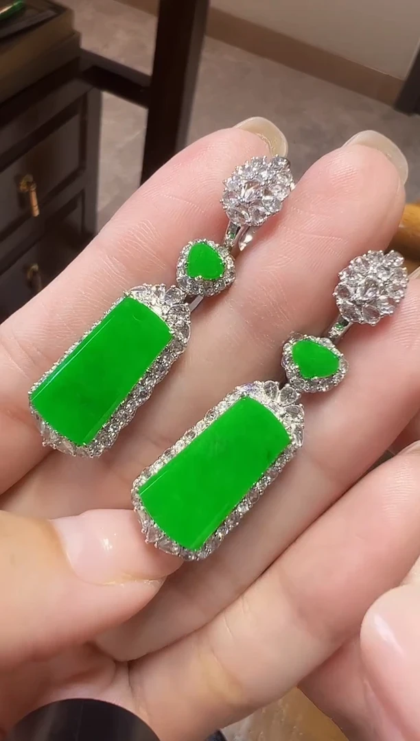 18K金镶嵌翡翠耳饰无事牌