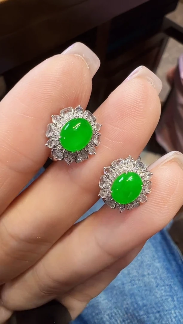 18K金镶嵌翡翠耳饰阿**y蛋面