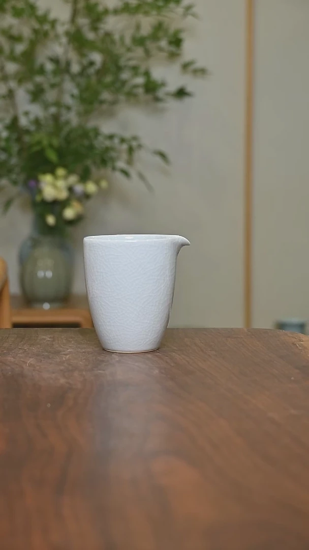 手拉公道杯 微瑕 月白釉 朱晓辉款