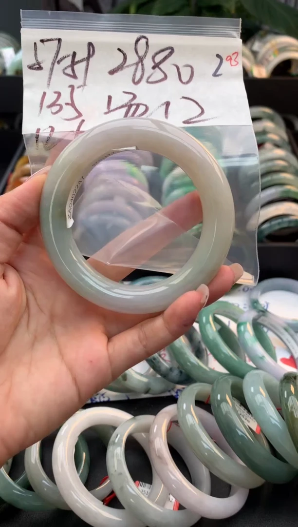 未镶嵌定制翡翠毛货需精细抛光+多人