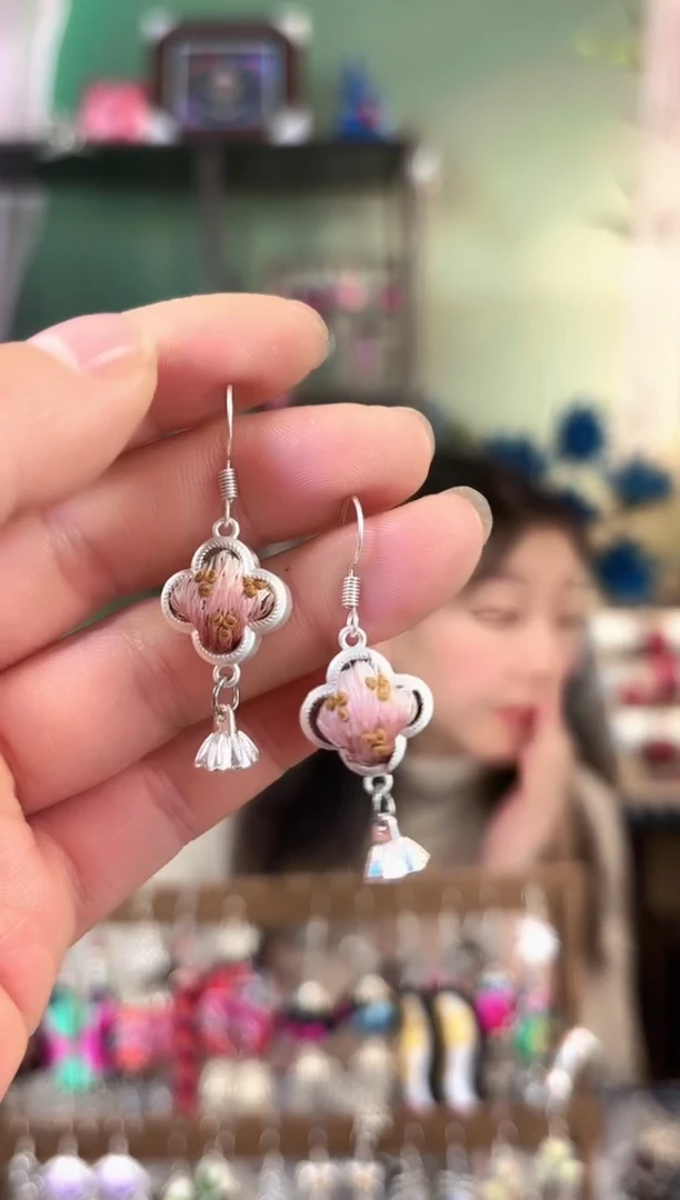 彩云南阁非遗老绣饰品617*