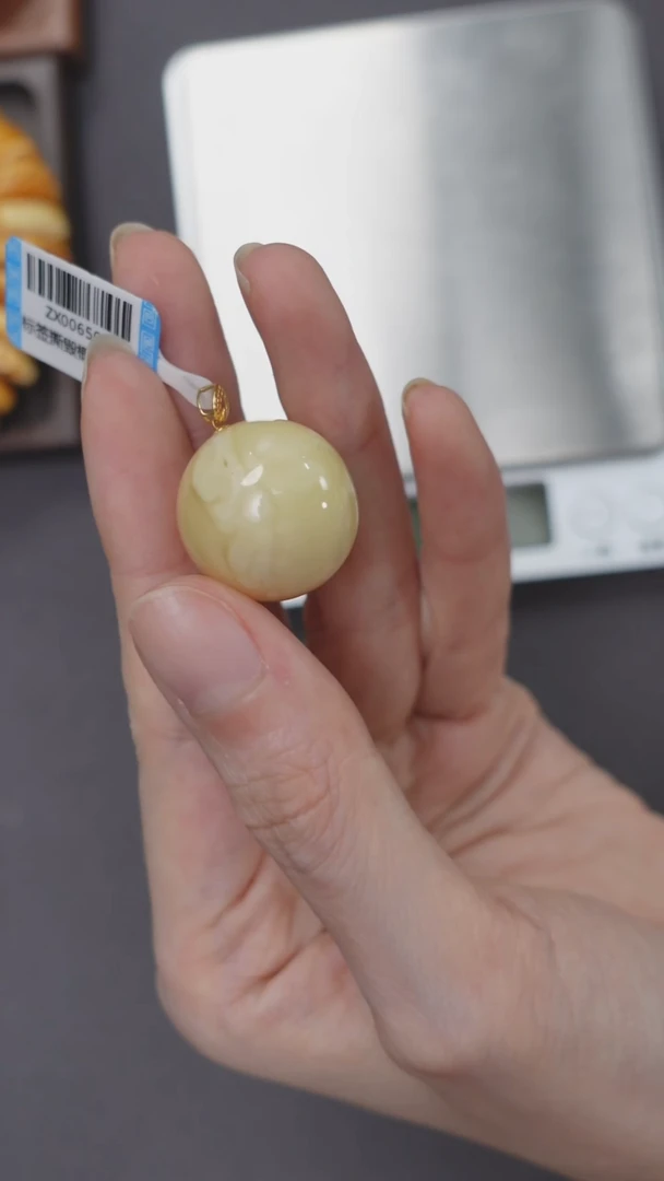 18K金镶嵌颈饰琥珀蜜蜡圆珠吊坠