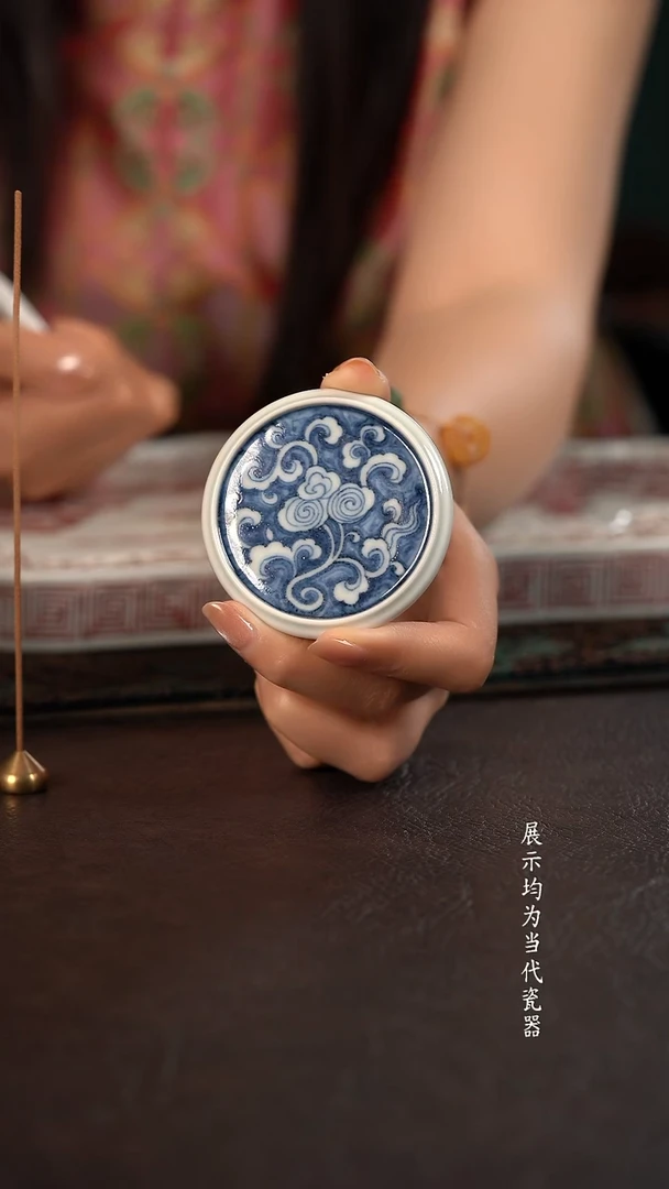 研山琢器蓝地灵芝小盖置