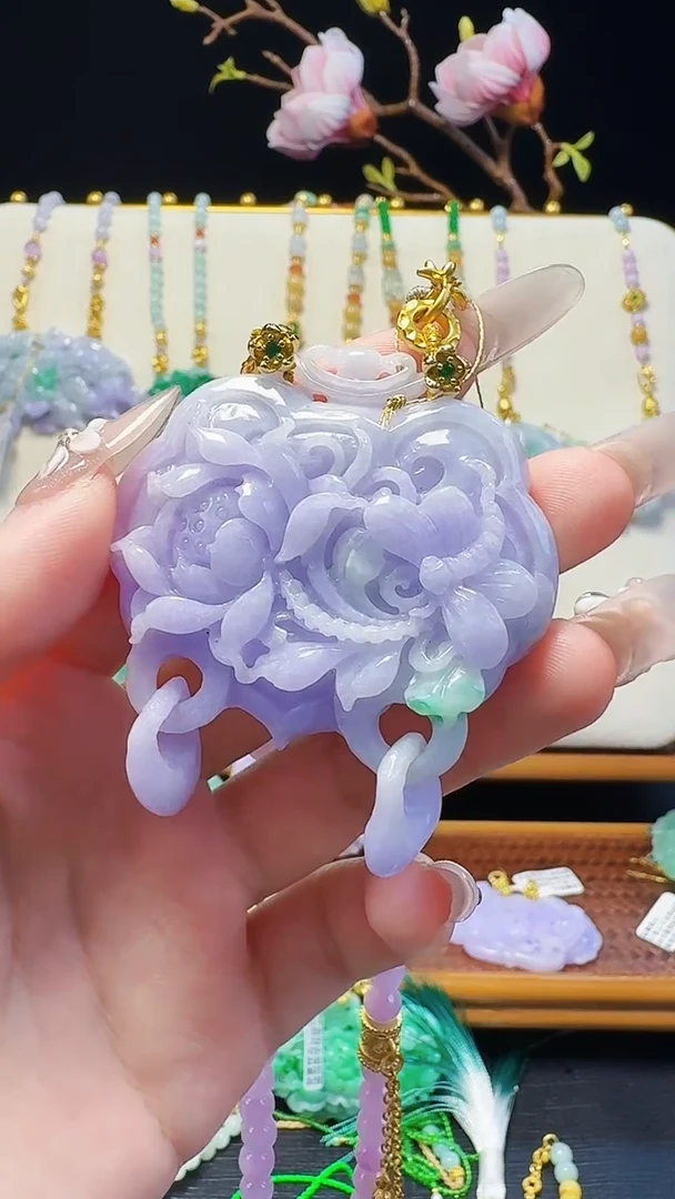 翡翠未镶嵌颈饰蜻蜓戏莲花