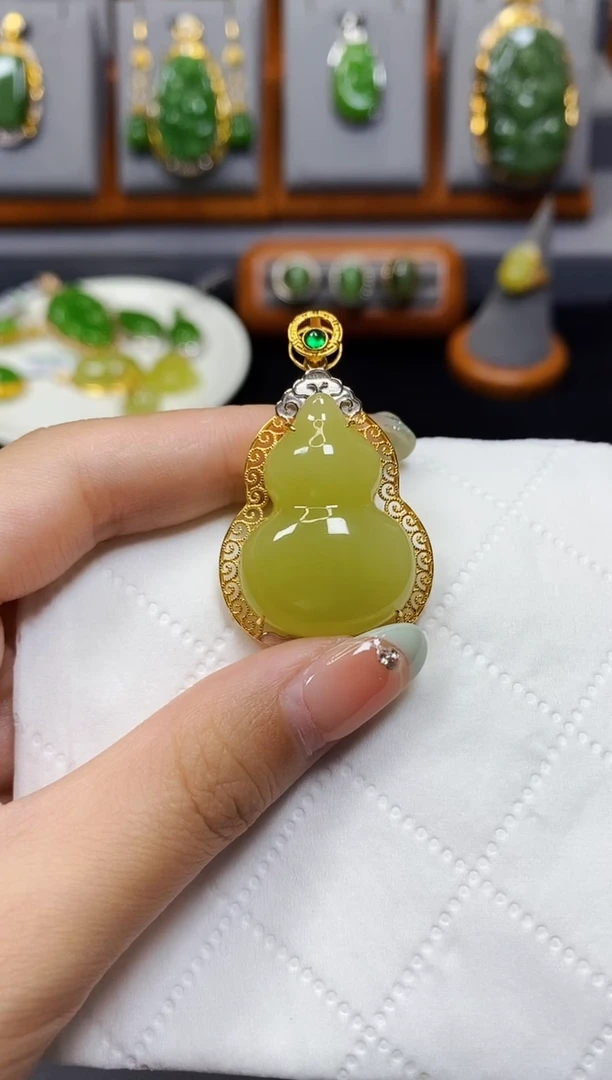 和田玉18K金镶嵌颈饰黄口葫芦吊坠