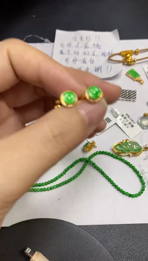 18K金镶嵌翡翠耳饰吹****刀18K金镶嵌 翡翠 耳饰