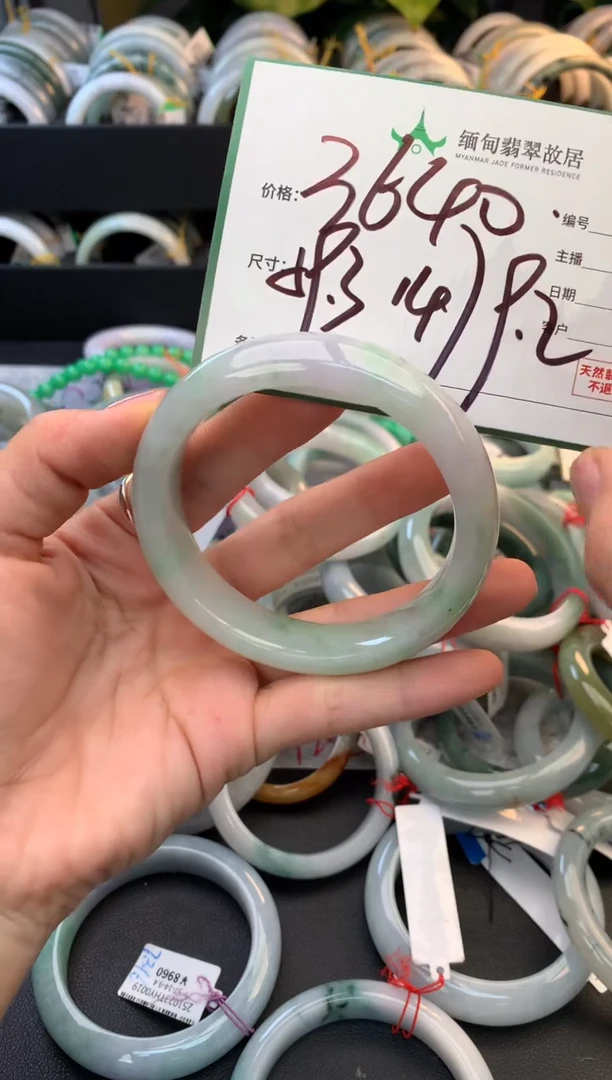 未镶嵌定制翡翠毛货需精细抛光+多人