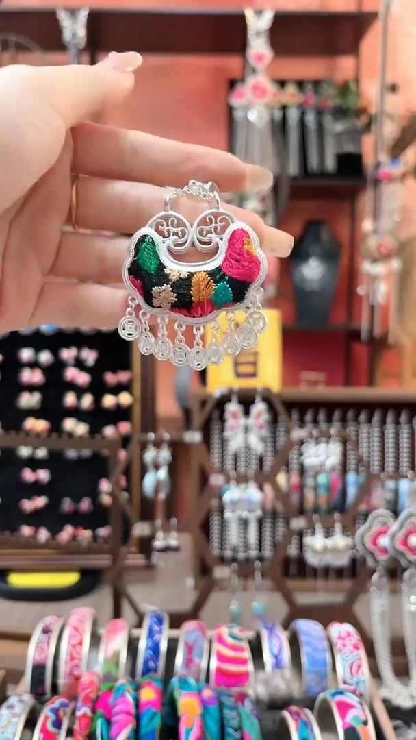 织绣云织谣民族风精美饰品   10