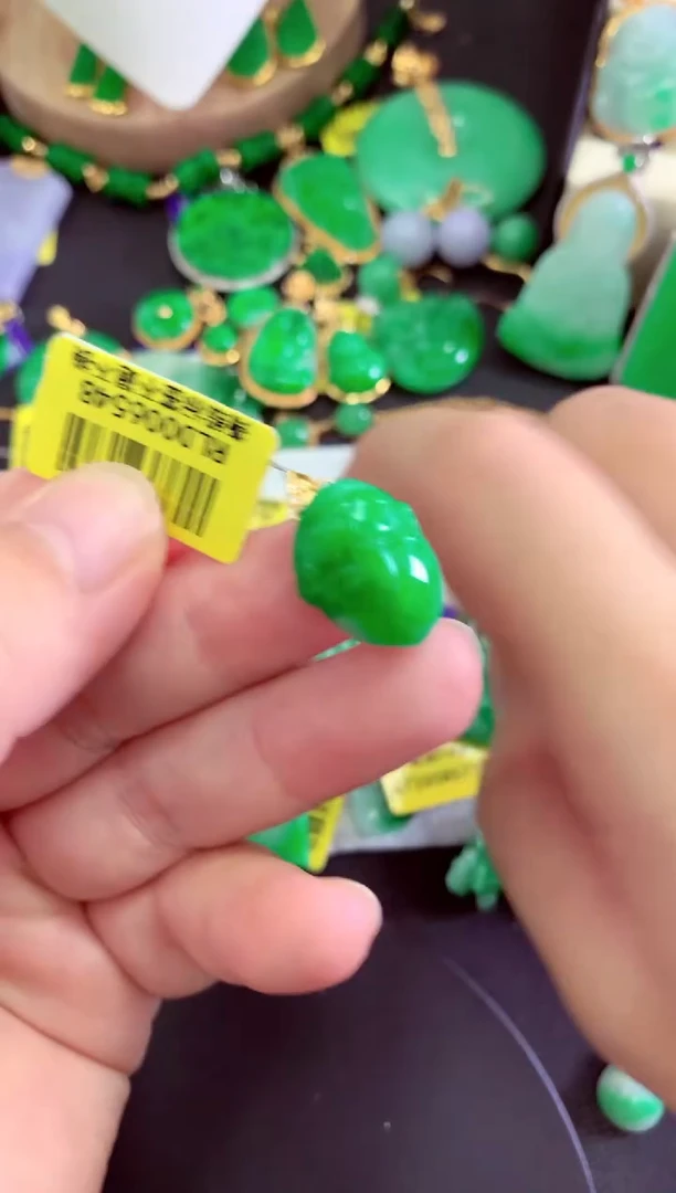 颈饰18K金镶嵌翡翠挂件