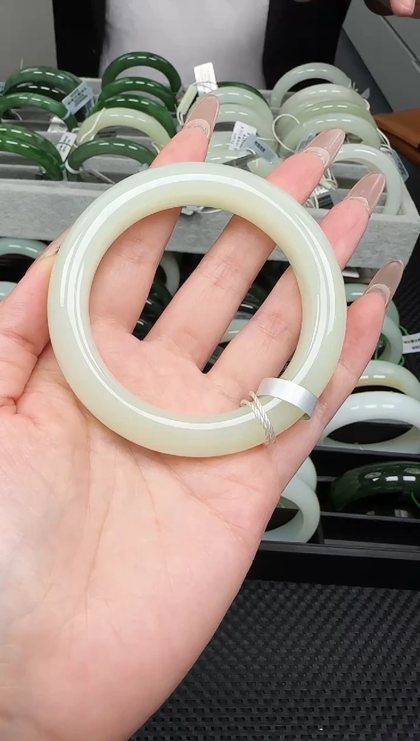 未镶嵌手镯和田玉雪*花一支，约57圈口