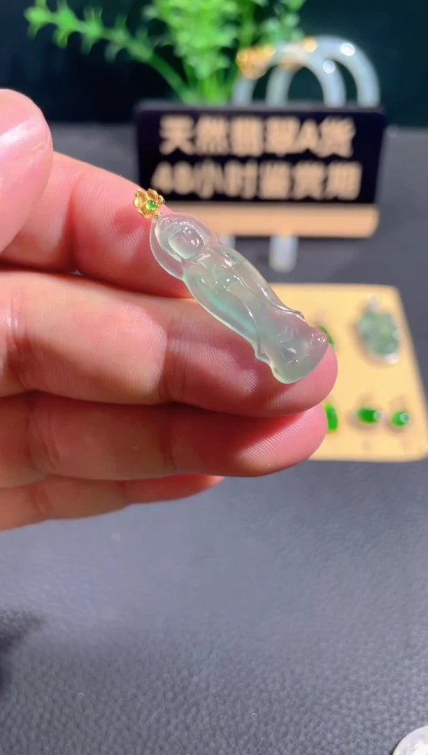 翡翠18K金镶嵌颈饰翡翠