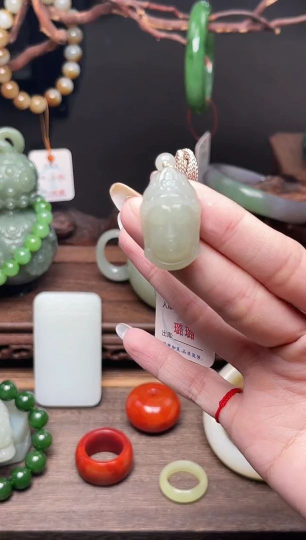 和田玉未镶嵌吊坠(不含链)且末青白 观音头有瑕疵2