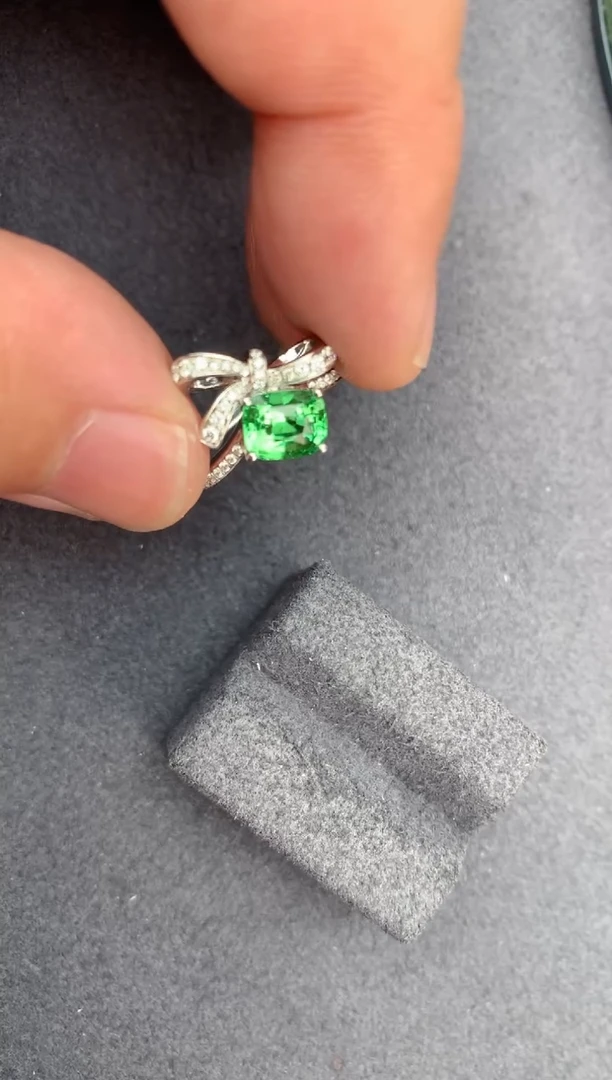 【闪购商品】石榴石戒指18K金镶嵌1.5ct沙弗莱戒指