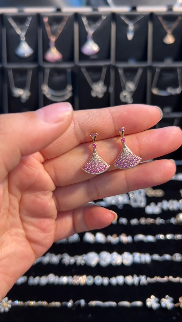 耳饰18K金镶嵌钻石裙子耳钉