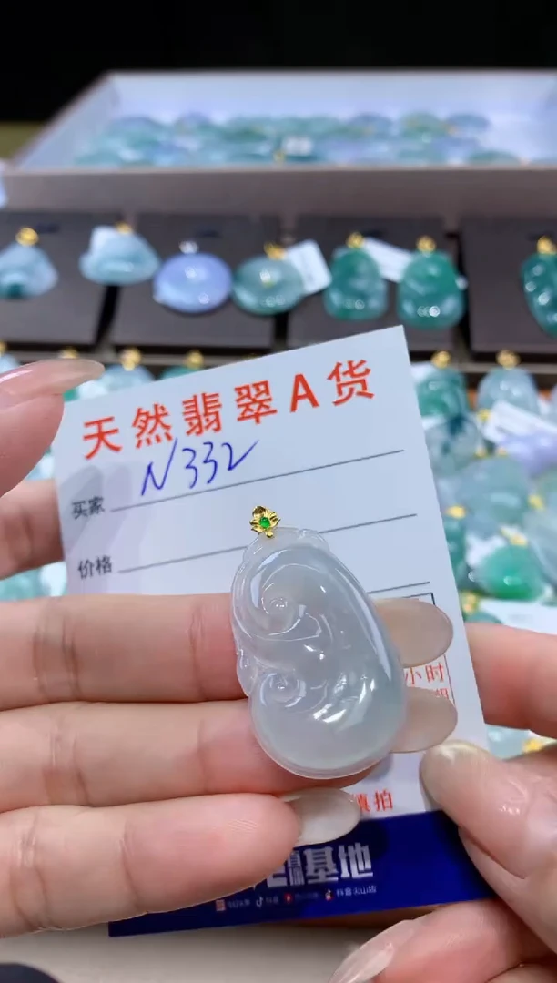 颈饰18K金镶嵌翡翠天然翡翠A货挂件