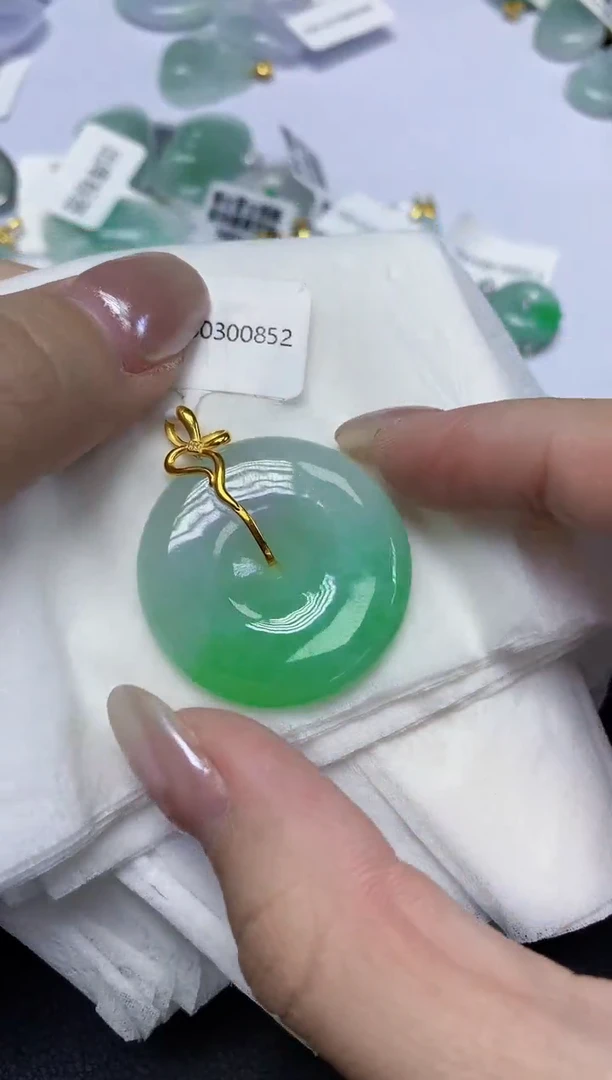 颈饰18K金镶嵌翡翠天然缅甸翡翠A货多样性发一件