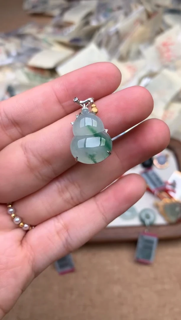 18K金镶嵌挂件翡翠 —