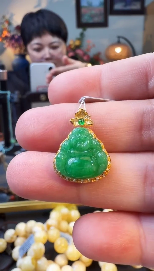 颈饰18K金镶嵌翡翠吊坠