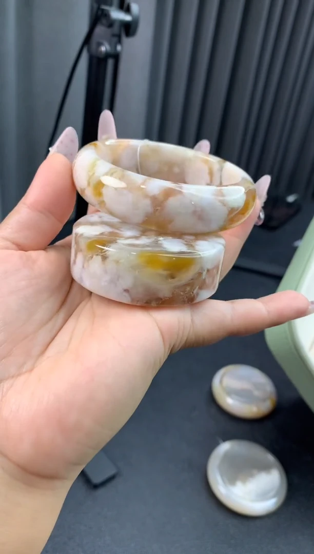 未镶嵌手镯石英质玉（59-60圈口）赠送镯心 无证书