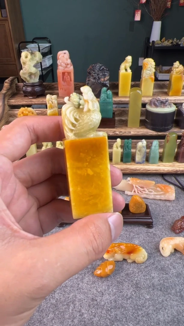 青田石菜花黄公鸡印章2.5*2.5*7.8