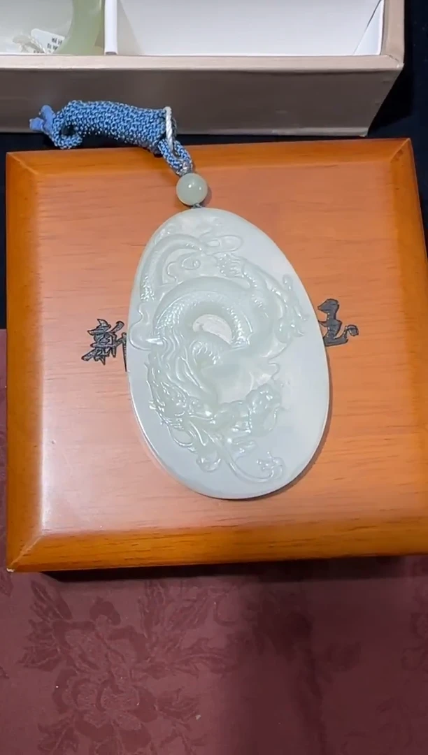 吊坠(不含链)未镶嵌和田玉且末近矿高青白微色差吊坠