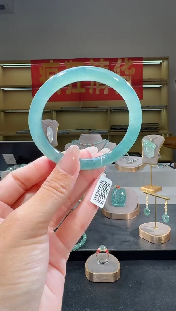 翡翠手镯未镶嵌微瑕56圈