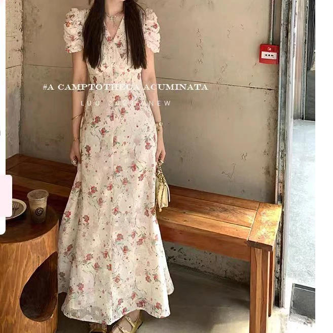 碎花V领连衣裙女夏法式显瘦收腰初恋风甜美温柔泡泡袖气质设计感