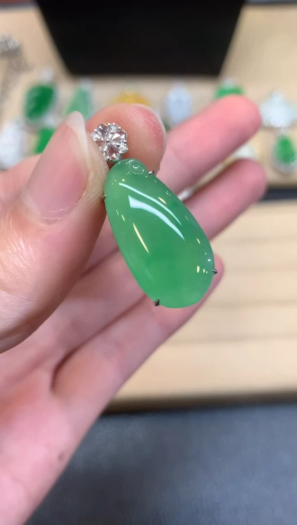 翡翠18K金镶嵌颈饰福瓜【无服务费】